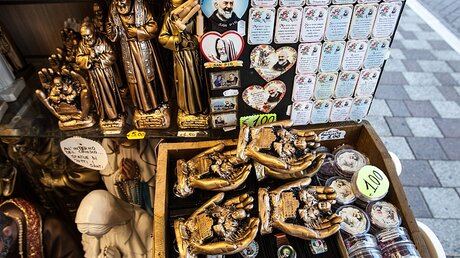 Auslage eines Souvenirladens in San Giovanni Rotondo mit Statuen von Pater Pio, Magneten und weiteren Devotionalien. / © Antonino Condorelli (KNA)