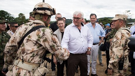 Bundesaußenminister Steinmeier mit kolumbianischen Soldaten / © Bernd von Jutrczenka (dpa)