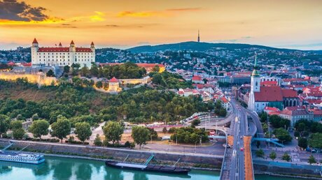 Aussicht auf die Burg von Bratislava, die Altstadt und den Martinsdom in Bratislava, Slowakei / © Rasto SK (shutterstock)