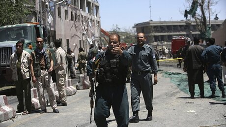 Sicherheitskräfte nach dem Autobombenanschlag in der Nähe des Anschlagsorts / ©  Rahmat Gul (dpa)