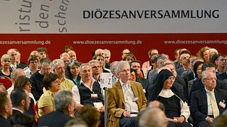 300 Freiburger Katholiken beraten Reformen (dpa)