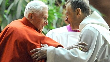 Taizé zu Gast in Rom: Papst mit Frère Alois (KNA)
