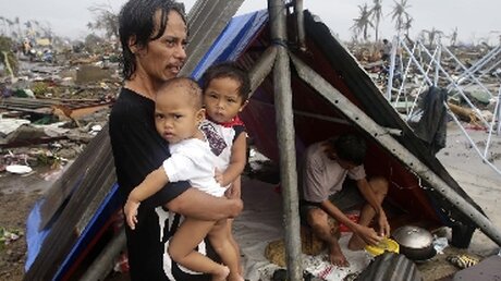 Überlebende in Tacloban (dpa)
