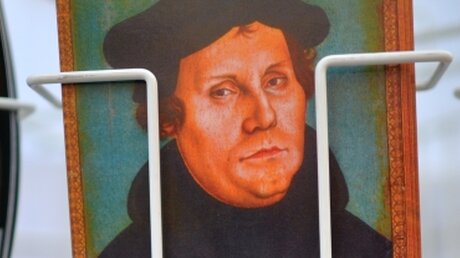 Postkarte mit Porträt von Martin Luther (dpa)