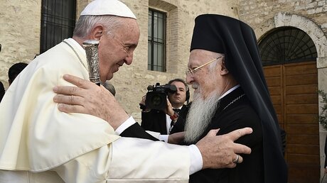 Papst Franziskus trifft den orthodoxen Patriarchen Bartholomaios beim Internationalen Weltfriedenstreffen / © Osservatore Romano (KNA)