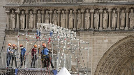 Bauarbeiter arbeiten an der Kathedrale Notre-Dame de Paris / © Corinne Simone (KNA)