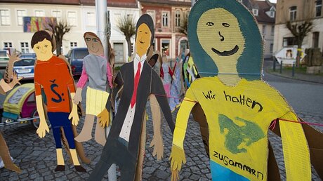 Bemalte Figuren auf dem "Ostritzer Friedensfest" als Gegenveranstaltung zum Festival "Schild und Schwert"  / © Nils Holgerson (dpa)