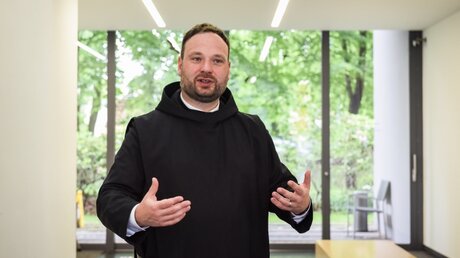 Benediktinerpater Nikodemus Schnabel / © Julia Steinbrecht (KNA)