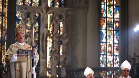 Bertram Meier, neuer Bischof der Diözese Augsburg, spricht nach der Bischofsweihe im Dom zu den Besuchern / © Karl-Josef Hildenbrand (dpa)