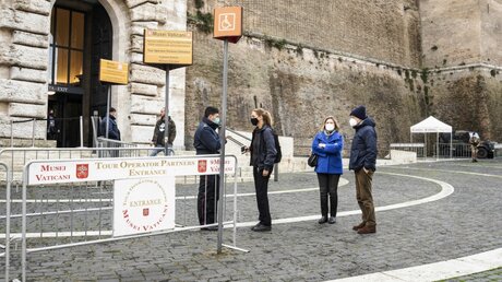 Besucher stehen vor dem Ausgang der Vatikanischen Museen am 1. Februar 2021 in Rom. / © Cristian Gennari/Romano Siciliani (KNA)