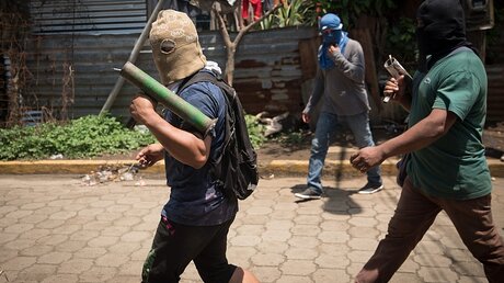 Bewaffnete Demonstranten bei Protesten in Nicaragua / © Carlos Herrera (dpa)