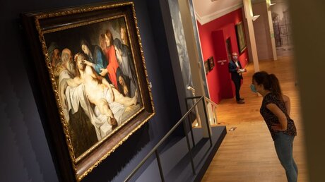 Das Werk "Beweinung Christi" des flämischen Künstlers Peter Paul Rubens in der Ausstellung "Peter Paul Rubens und der Barock im Norden" / © Friso Gentsch (dpa)