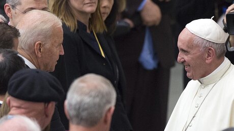 Joe Biden und der Papst / © Maurizio Brambatti (dpa)