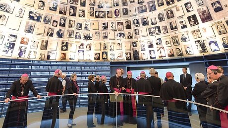 Die Bischöfe in der Gedenkstätte Yad Vashem / © Harald Oppitz (KNA)