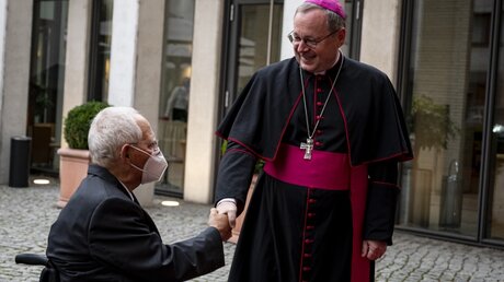 Bischof Bätzing begrüßt Bundestagspräsident Schäuble (dpa)
