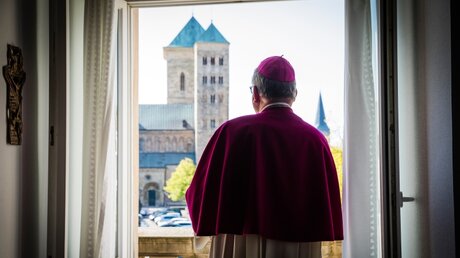 Bischof Franz-Josef Bode mit Blick auf eine Kirche / © Lars Berg (KNA)