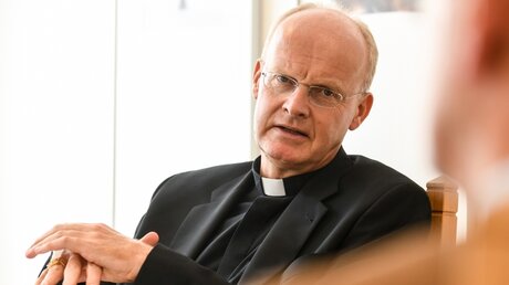 Bischof Franz-Josef Overbeck / © Harald Oppitz (KNA)