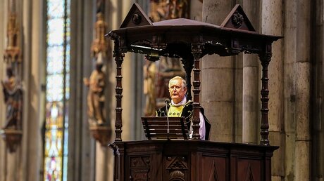 Bischof Friedhelm Hofmann, ein langjähriger Freund des Verstorbenen, predigte im Kölner Dom / © Henning Schoon (Erzbistum Köln)