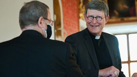 Bischof Georg Bätzing begrüßt Rainer Maria Kardinal Woelki, Erzbischof von Köln / © Arne Dedert (dpa)