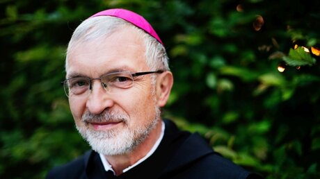 Bischof Gregor Maria Hanke / © Simon Koy (KNA)