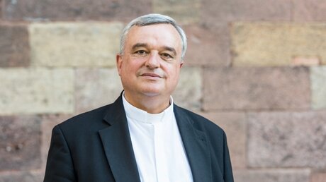 Bischof Karl-Heinz Wiesemann im Portrait / © Elisabeth Schomaker (KNA)