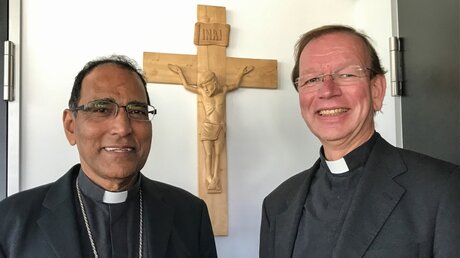 Bischof Lumen Monteiro (l.), Bischof von Agartala, und Wolfgang Huber, Präsident von missio München / © Barbara Just (KNA)