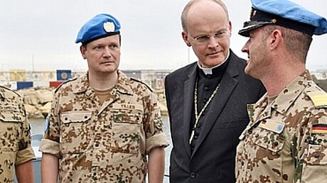 Bischof Overbeck mit Militärseelsorgern / © KS / Doreen Bierdel (KMBA)