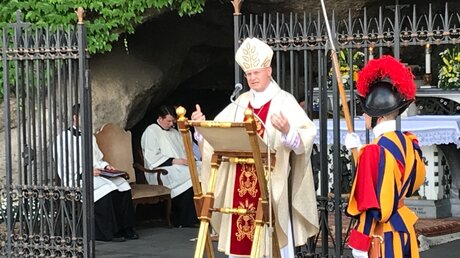 Bischof Overbeck während der Fronleichnamsmesse im Vatikan / © Roland Juchem (KNA)