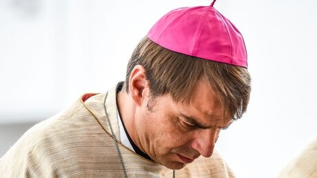 Bischof Stefan Oster im Gebet / © Harald Oppitz (KNA)