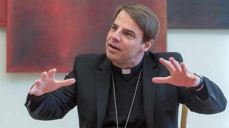 Bischof Stefan Oster während einer Rede / © Armin Weigel (dpa)