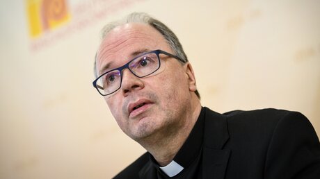 Bischof Stephan Ackermann im Portrait während der Bischofskonferenz / © Harald Oppitz (KNA)