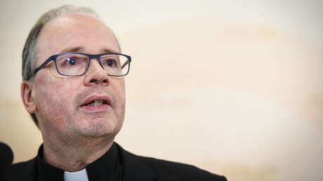 Bischof Stephan Ackermann während einer Rede / © Harald Oppitz (KNA)