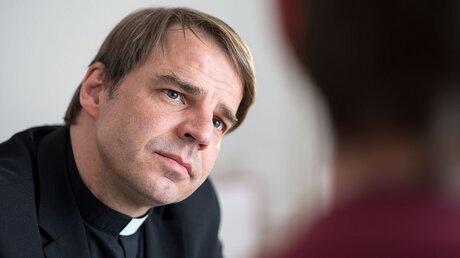 Bischof Stefan Oster im Dialog / © Lukas Barth (KNA)