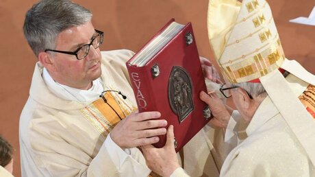 Kardinal Lehmann überreicht Peter Kohlgraf das Evangeliar / © Arne Dedert (dpa)
