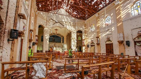Blick auf den Innenraum der durch eine Explosion beschädigte St.-Sebastians-Kirche / © Chamila Karunarathne (dpa)