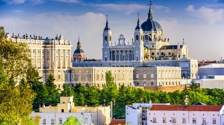 Blick auf Madrid und die Kathedrale Santa Maria la Real de La Almudena / © ESB Professional (shutterstock)