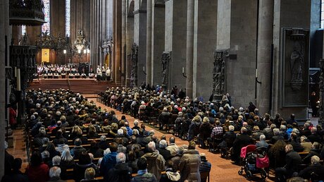 Blick in den Mainzer Dom während der Totenvesper für Kardinal Lehmann / © Julia Steinbrecht (KNA)
