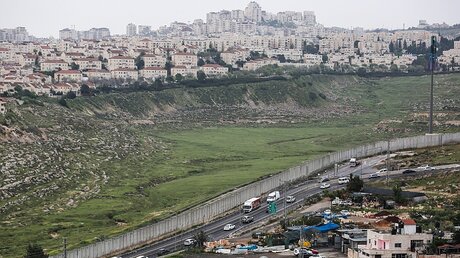 Blick über die Mauer der israelischen Sperranlage von Hizma im Westjordanland auf Jerusalem / © Corinna Kern (KNA)