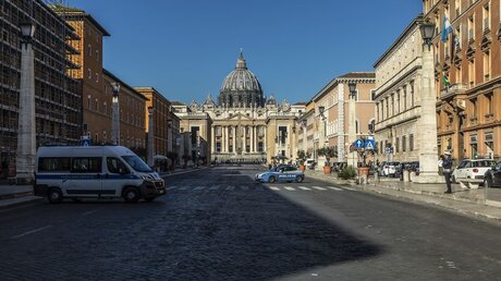 Blick über die menschenleere Via della Conciliazione in Rom auf den Petersplatz / © Stefano Dal Pozzolo (KNA)
