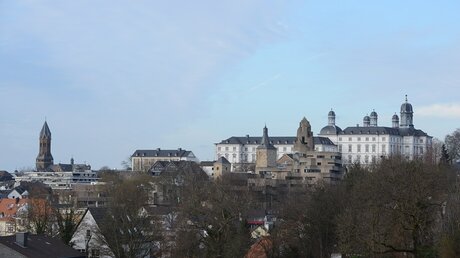 Blick vom Tagungshaus auf die Pfarrkirche St. Nikolaus, das alte und neue Schloss sowie das Rathaus von Gottfried Böhm / © Beatrice Tomasetti (DR)