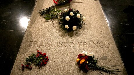 Blumen liegen auf dem Grab des ehemaligen spanischen Diktators / © Andrea Comas (dpa)