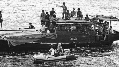 Boatpeople werden von der Cap Anamur gerettet / © Jürgen Escher (DR)