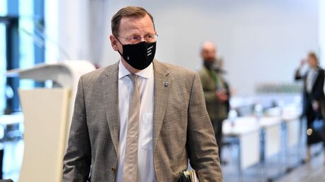 Bodo Ramelow (Die Linke), Ministerpräsident von Thüringen, kommt mit Mund-Nasen-Maske zur Landtagssitzung / © Martin Schutt (dpa)