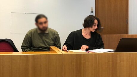 Bonn: Ein wegen eines Angriffs auf einen jüdischen Professor angeklagter Deutscher mit palästinensischen Wurzeln sitzt neben seiner Anwältin / © Christoph Driessen (dpa)