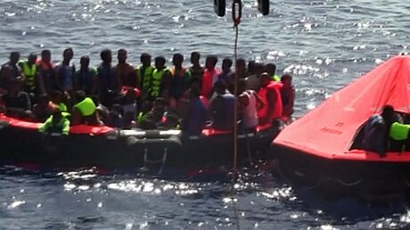 Bootsflüchtlinge vor der Küste Libyens (dpa)