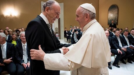 Herzlich: Präsident Rolf Königs und Papst Franziskus / © L'Osservatore Romano (dpa)