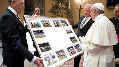 Ein Geschenk für den Papst / © L'Osservatore Romano (dpa)