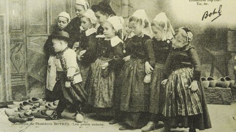 Bretonische Kinder mit Holzschuhen (undatiert) / © nn (KNA)