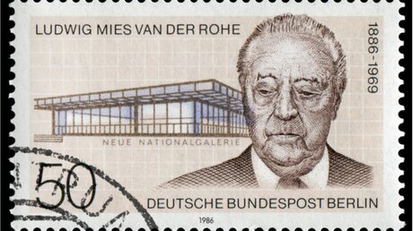 Briefmarke mit dem Bild von Ludwig Mies van der Rohe (1886-1969) / © wantanddo (shutterstock)