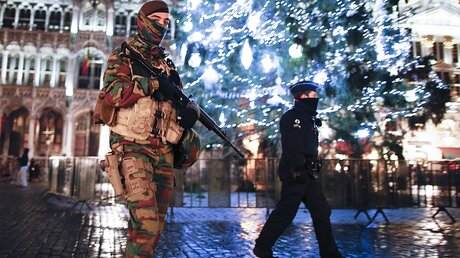 Militär und Polizei patrouillieren in Brüssel / © Olivier Hoslet (dpa)